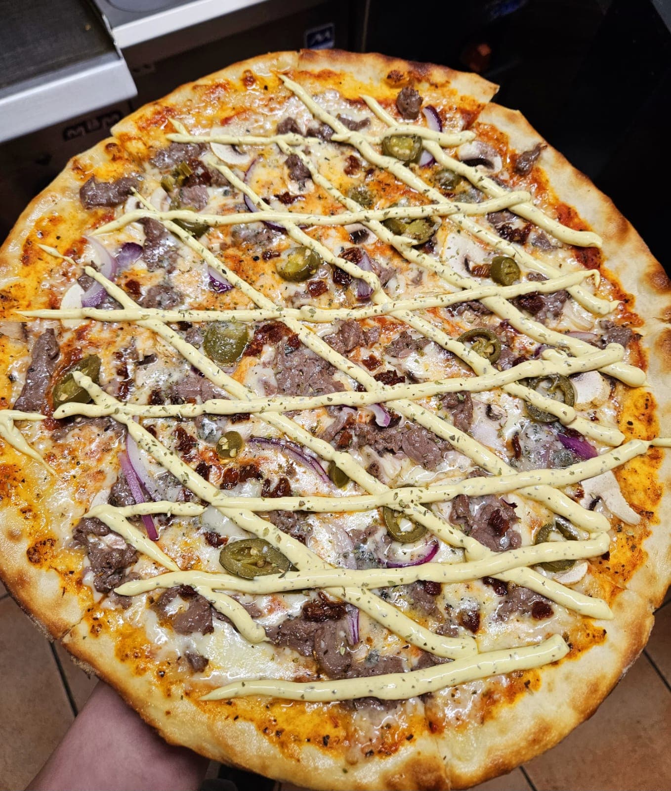 Nybakad pizza
